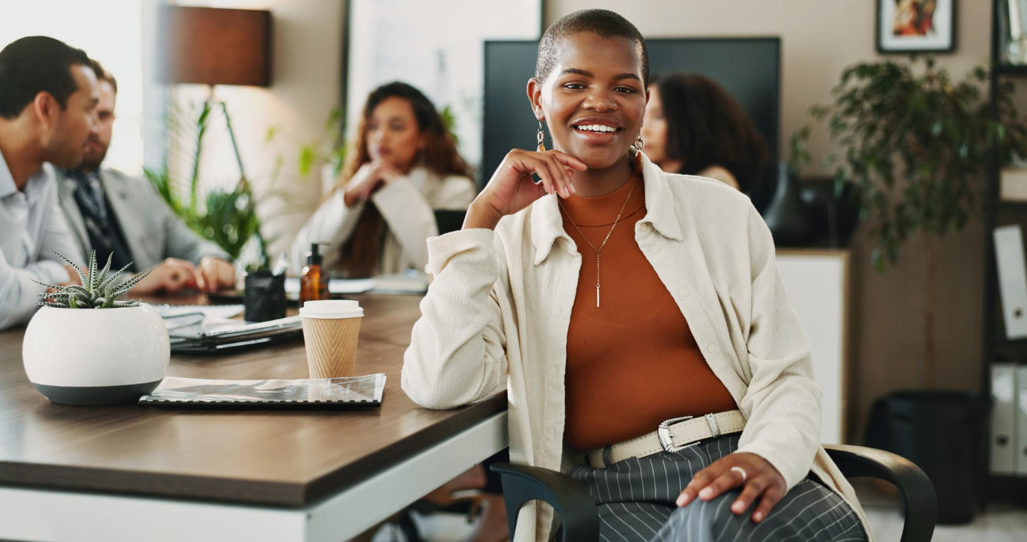Equipa diversa em análise estratégica — ambiente calmo de trabalho